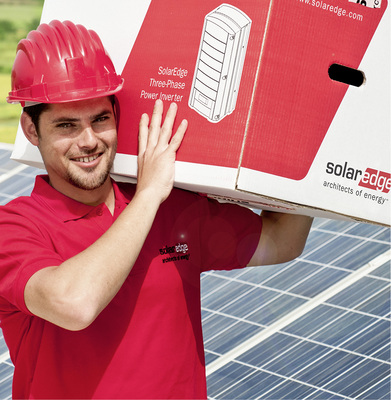 
Weil das MPP-Tracking ans Modul verlagert wird, lassen sich die Strings leichter planen und die Wechselrichter leichter bauen.



