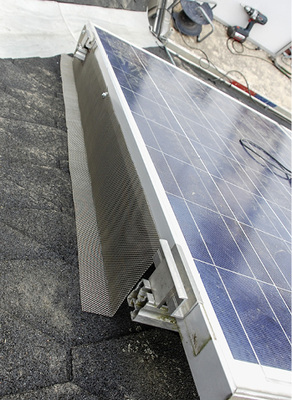 



Schutzgitter gegen Marderbefall sind hilfreich, doch der Modulrahmen sollte nicht angebohrt werden.
