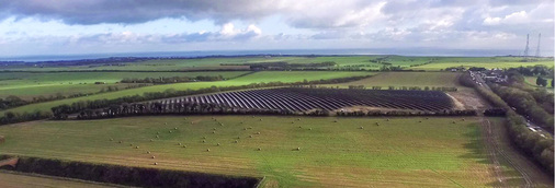 
Felder sind in Großbritannien oft mit Hecken umgeben, sodass Freilandanlagen ohne Extra-Aufwand weniger sichtbar sind.
