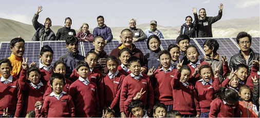 
Auf fast 4.000 Höhenmetern wurde 2014 für eine Schule in Lo Manthang in Nepal die erste Photovoltaikanlage mit Batteriespeichern installiert. 
