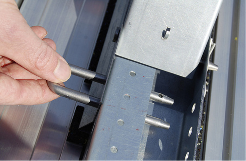 



Die Schienenverbinder werden mit besonders steifen Doppelbolzen montiert.
