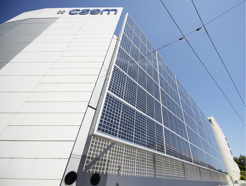 



Die Schweiz ist weit vorn, was die Gebäudeintegration betrifft. Immer wieder entstehen trotz der Unsicherheiten, die die Branche zu plagen beginnen, solche Anlagen wie hier in Neuchâtel.
