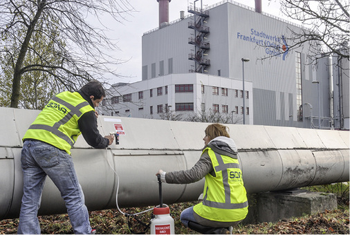 
Markierung auf einer mit Aluminium ummantelten Pipeline. 
