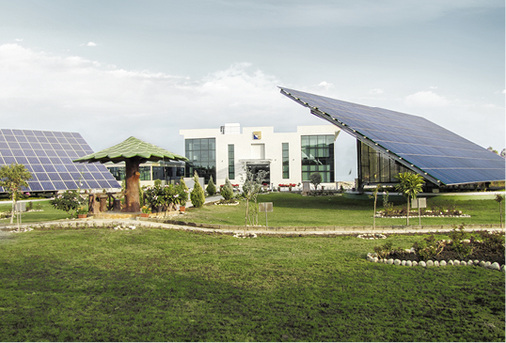 <p>
Gebäude von Suncarrier Omega Private Limited in Bhopal, Indien. Der Komplex wird durch die Nachführsysteme Suncarrier 260 mit Energie versorgt
</p>