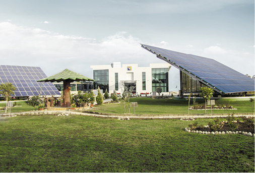 
Gebäude von Suncarrier Omega Private Limited in Bhopal, Indien. Der Komplex wird durch die Nachführsysteme Suncarrier 260 mit Energie versorgt
