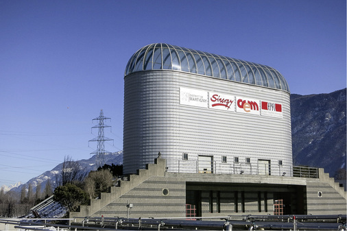 <p>
Der auffällige Bau setzt ein Zeichen im schweizerischen Martigny. Hier soll elektrisch und mit Wasserstoff getankt werden.
</p>