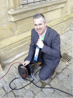 
Peter Siegert präsentiert das Ladegeschirr.
