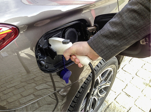 
Die Ladedose befindet sich direkt neben dem Tankdeckel.
