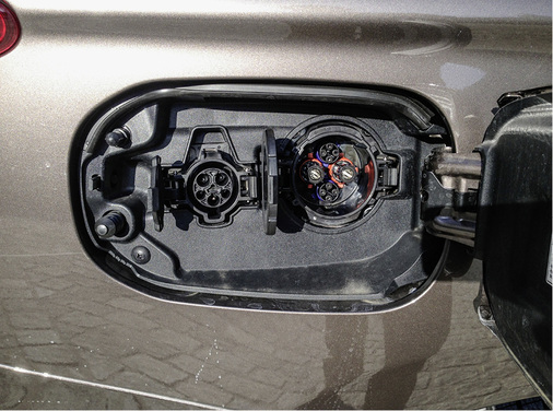 



Für das Fahrzeug stehen mehrere Ladesysteme zur Verfügung: Typ 1 (links) und Chademo (rechts).
