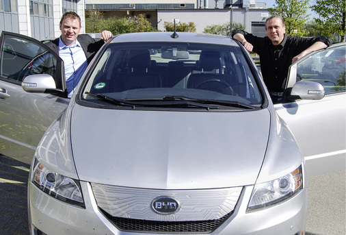 



Start zur Testfahrt: Fenecon-Chef Franz-Josef Feilmeier (links) und 
photovoltaik
-Chefredakteur Heiko Schwarzburger auf dem Hof in Deggendorf.
