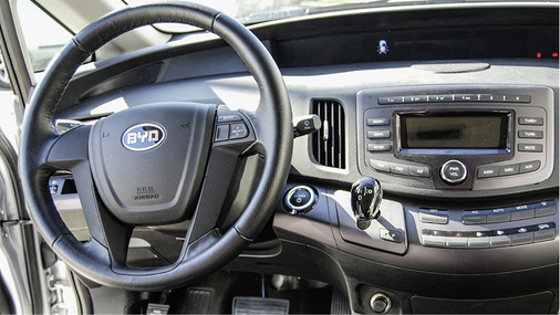 



Man beachte den kleinen Stick neben dem Lenkrad: der Schalthebel.
