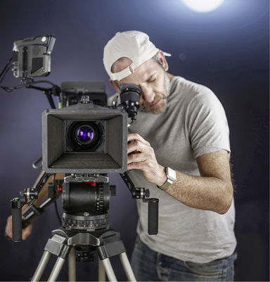 



Das Objektiv der Kamera kann zum subjektiven Auge werden und dem Blick des Betrachters folgen. Der bekommt das zu sehen, was ihn wirklich interessiert.
