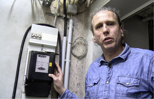 



Raus aus der Redaktion, ran an das Objekt: in diesem Fall ist es ein alter Stromzähler.
