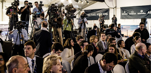 <p>
Wenn Solar Impulse die Presse einlädt, stehen die Drehteams oft in Reih und Glied. Auch das Drehmaterial von Solar Impulse ist gut.
</p>

<p>
</p> - © Foto: Solar Impulse

