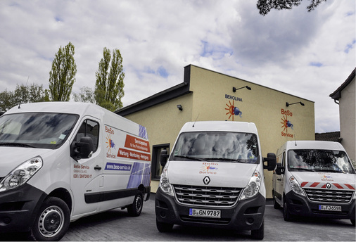 



13 Fahrzeuge sind für die Beso GmbH aus Berlin im Einsatz. Seit Einführung des GPS-gestützten Trackingsystems weiß der Einsatzleiter im Unternehmen immer, wo sich welche Fahrzeuge befinden, und kann sie kostensparender dirigieren. 
