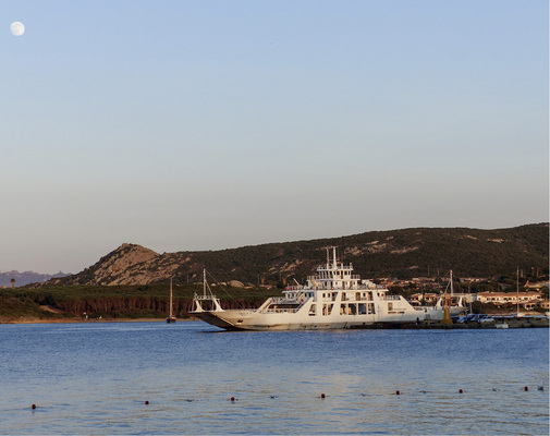 <p>
</p>

<p>
Besucher erreichen Sardinien mit dem Flieger oder via Schiff. Der Strom kann dagegen durch eine Tiefseetrasse zum Festland fließen.
</p> - © Fotos: Niels H. Petersen

