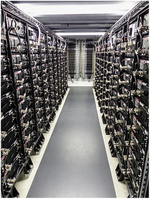 
Jede Menge Lithiumakkus: Die gleichen Zellen wie auf Sardinien laufen auch bei der Wemag in Schwerin.
