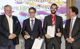 <p>
Frank Asbeck, Frank Feldmann, Udo Römer und Holger Neuhaus (v.r.)
</p>

<p>
</p> - © Foto: Solarworld

