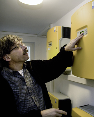 <p>
Dass der Wechselrichter nur den Gleichstrom aus den Solarstrings in Wechselstrom wandelt, reichte früher aus. Heute muss er obendrein Speicherbatterien und Verbraucher ansteuern.
</p>
<p>
</p> - © Foto: Suncycle
 
Dass der Wechselrichter nur den Gleichstrom aus den Solarstrings in Wechselstrom wandelt, reichte früher aus. Heute muss er obendrein Speicherbatterien und Verbraucher ansteuern.