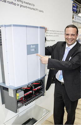 
Vertriebschef Alexander Schmidt von Delta freut sich über den neuen Stringumrichter für 88 Kilowatt.



