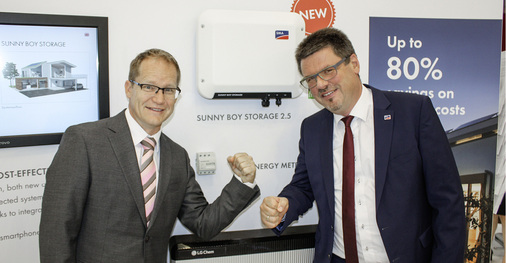 <p>
EES Award für den Sunny Boy Storage von SMA: Technikchef Jürgen Reinert (links) und Volker Wachenfeld (Vizepräsident für Hybridsysteme) freuen sich.
</p>

<p>
</p> - © Foto: Heiko Schwarzburger

