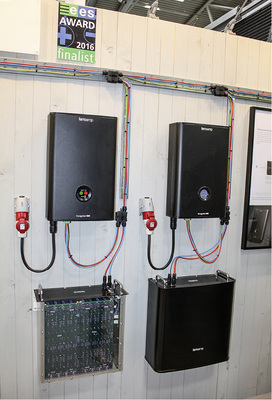 
Oben hängen die Wechselrichter zum Stromnetz, unten die DC-Speichermodule.
