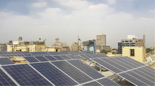 <p>
</p>

<p>
Auf dem Dach eines Ministeriums in Kairo wurden 140 Kilowatt Solarmodule LX250P installiert, insgesamt 560 Stück.
</p> - © Foto: Luxor Solar

