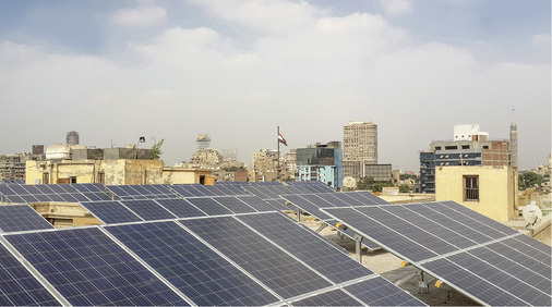 



Auf dem Dach eines Ministeriums in Kairo wurden 140 Kilowatt Solarmodule LX250P installiert, insgesamt 560 Stück.
