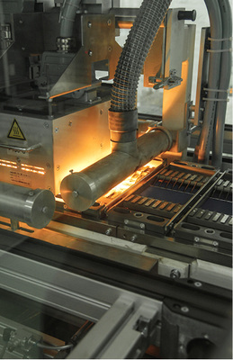 
Verlöten der Zellstrings von Luxor-Modulen.
