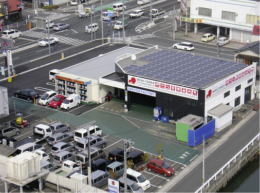 



Dieses Gewerbedach in der japanischen Stadt Fukuyama trägt 110 Luxor-Module 250M, in toto 27,5 Kilowatt.
