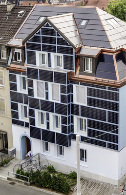 <p>
</p>

<p>
Solarfassade eines Wohnhauses in Zürich. Sie wurde mit speziellen Kleinwechselrichtern verschaltet.
</p> - © Foto: Solarinvert

