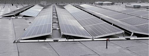 



Den ungehinderten Wasserabfluss realisiert Ambivolt über die Lücke zwischen den kurzen Fußprofilen. Das Verbindungsstück sorgt für die Stabilität, die sonst nur ein Langschienensystem mitbringt. 
