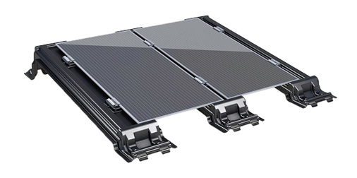 
Schnell und leicht: Das Gestell von Jurchen und Solardirekt besteht aus nur einem Bauteil. Die Module klickt der Installateur einfach in die vormontierten Klemmen ein.



