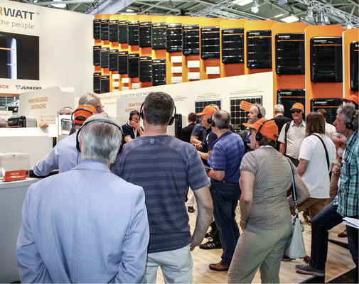 <p>
</p>

<p>
Großer Bahnhof am Messestand von Solarwatt: Dort ging es um den Heimspeicher My Reserve.
</p> - © Fotos: Heiko Schwarzburger

