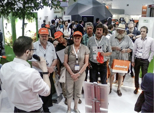 
Vortrag über die neue Sonnenbatterie Hybrid am Stand von Sonnen.
