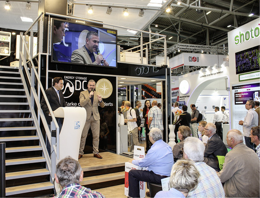 <p>
Am Stand von E3/DC ging es um effiziente Solarspeicher und Elektromobilität: Hier präsentiert Peter Siegert von Mitsubishi die Technik des bidirektionalen Ladens.
</p>