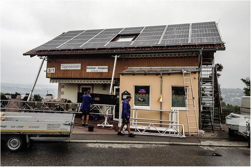 



Die kleine gastronomische Einrichtung hat einen jährlichen Strombedarf von 12.500 Kilowattstunden. Mehr als 15.000 Kilowattstunden erzeugt die Solaranlage.
