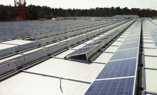 



Dieses Möbelhaus in Herxheim nutzt das große Dach für 474 Kilowatt Photovoltaik. Der Generator liefert übers Jahr rund 512.000 Kilowattstunden Sonnenstrom.
