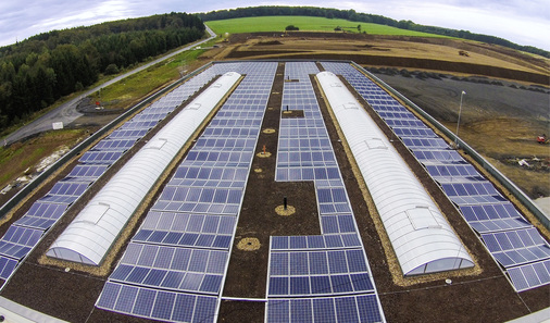 



Solche Oberlichter stellen die Statiker und Solarteure vor besondere Herausforderungen. Gerade die Dächer von Gewerbeimmobilien sind oft sehr knifflig.
