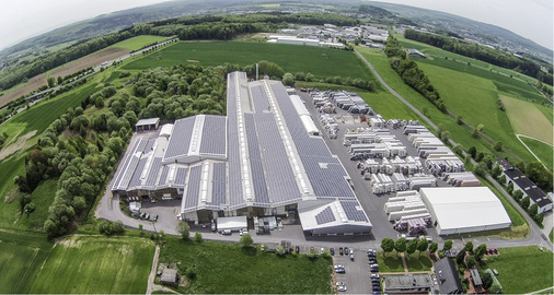 <p>
Große Solargeneratoren (2,35 Megawatt) auf den Dächern einer Fabrik für Baustoffe.
</p>