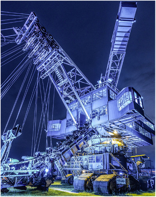 



Das Schwarzlicht lässt den Schaufelradbagger fast 



ästhetisch wirken. Die Feierlaune der Festivalgänger können die Stahlmonster jedenfalls nicht trüben. 
