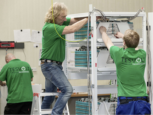 



Tesvolt liefert nicht nur regional, sondern weltweit: Ein Gewerbespeicher wird für die Reise nach Ruanda zusammengeschraubt.
