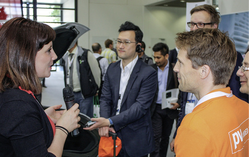 <p>
</p>

<p>
Expertentreff mit PV Guided Tours am Messestand von Tesla.
</p> - © Foto: Heiko Schwarzburger

