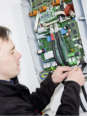 
Verkabelung der Datenleitung an der Steuerung der Speicherbatterie.



