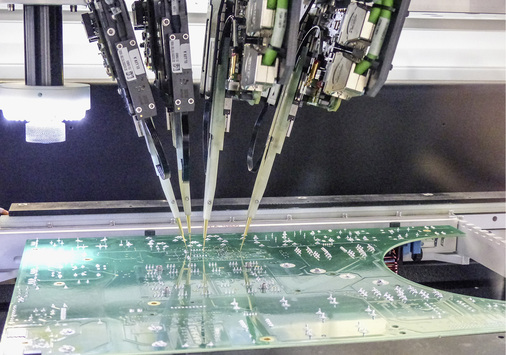 



Kontrolle ist besser: Messinstrumente in der Greifswalder Fabrik überprüfen jedes Bauelement.
