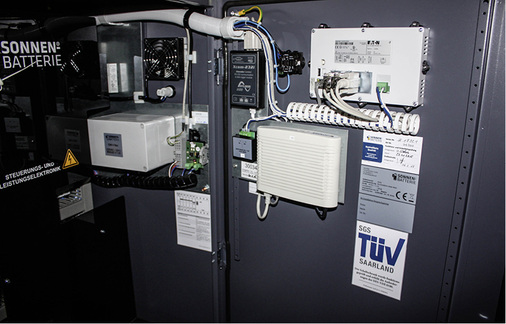 
Blick auf die Steuerelektronik der Speicherbatterie: Die Technik ist ordnungsgemäß installiert.

