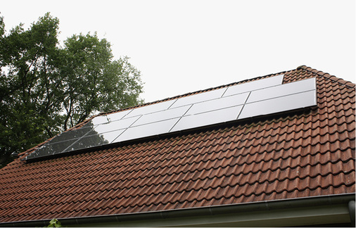 <p>
Rund drei Kilowatt Solarmodule liegen auf dem Hausdach.
</p>
