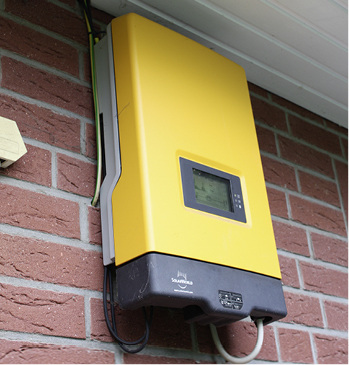 
Gesteuert wird die Solaranlage durch diesen Trafowechselrichter älterer Bauart.
