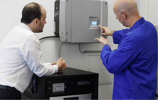 



Installation des intelligenten, selbstlernenden Speichersystems von Kostal.
