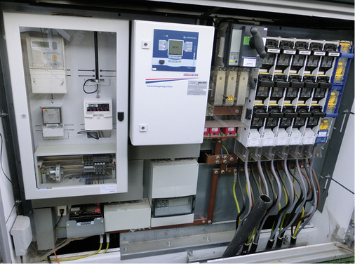 



Ein im Zählerschrank montierter Funkrundsteuerempfänger mit Antenne. 
